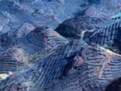 【動画】中国のソーラーパネルで埋め尽くされた山々の映像が気持ち悪すぎると話題に
