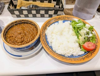 　夜の「インドカレー　フジヤ（三越前）」で「キーマカレー」と「ダルスープ」