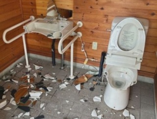 【ひでぇ】長野県駒ヶ根市の5か所の公衆トイレ、何者かにバキバキに破壊されているのが見つかる…市は被害届提出