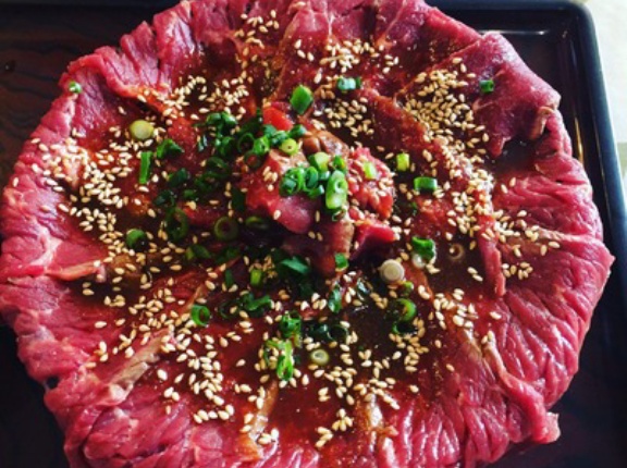 【画像】10代女性を病院送りにした『レアステーキ丼』のビジュアルが衝撃的すぎる…