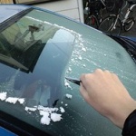 凍りついたフロントガラスを一瞬で霜取りする方法！！