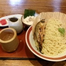 グルメの部屋(4806)鮎ラーメン 二子玉川本店   　香ばしく焼かれた鮎が一匹まるまる乗っているつけ麺が名物の拉麺店