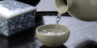 親父が日本酒持って来て「熱燗にしてくれ」と嫁に注文。→鍋に全部あけてゴボゴボ沸騰させてたんだが…