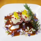 お花畑のローストビーフとピンクのカリフラワー