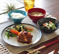 こんにゃくに味がしみない…を解決！調味料少なめでおいしい「炒め煮」のコツ/大人のためのこってり濃厚ハンバーグで晩ごはん