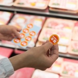 『【悲報】半額シールの貼ってあったお肉をかごに入れたら「恥ずかしくないですか？」って言われたことが話題に』の画像