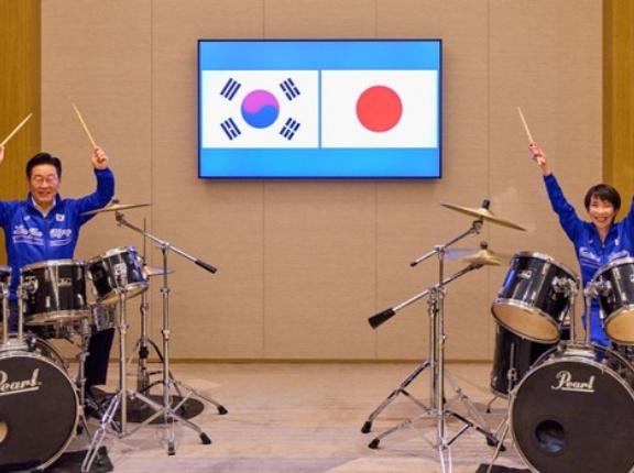 ドラマーに変身した韓日首脳、サプライズドラム合奏披露＝韓国の反応