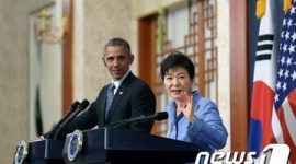 「全国民が苦痛な時期に不謹慎ニダ！」 パク・クネが韓米首脳会談で着た服に批判殺到