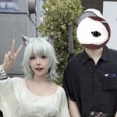 【悲報】ヤニねこの作者、コミケでコスプレイヤーと記念撮影してしまう