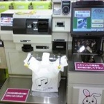 1分で支払い完了 拡大する「セルフレジ」がコンビニ大手は2025年までに全店舗で導入ｗｗｗ