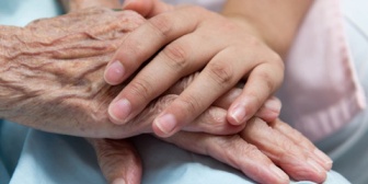 在宅介護をしてたとき義母は「何も分からないまま生きていたくない」と私によく話していた。でもその言葉は嫁である私しか聞いてない…延命治療って必要なんだろうか