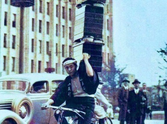 【画像】昔の蕎麦屋の出前がヤバいwwwwwww