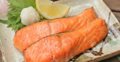 【鮭はコレに漬けてみて】「一瞬で料亭の味」「塩焼きには戻れん」生臭さを消してふっくら仕上がる鮭の簡単レシピ3選