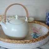 『丸いフォルムの愛しさに惹かれたシンプル急須と光触媒インテリア』の画像