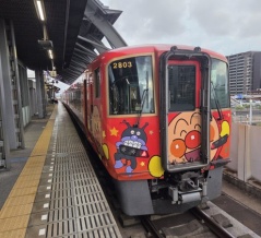 大人一人：高知から岡山へアンパンマン列車に乗ってみた