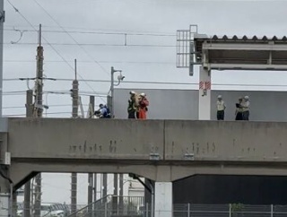 【現場の状況】『警察官や作業員が確認してる』#京葉線 幕張豊砂駅で人身事故 #武蔵野線 など遅延8月3日 #幕張豊砂