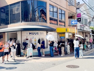 阪急高槻市駅ちかくにオープンした韓国風メガドリンク＆スムージーのお店「MÜÜS（ムース）」に行列できてた