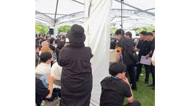 【捏造】沖縄慰霊の日、ヤジ飛ばした老人が警察官に摘み出されて参列者拍手→沖タイ「退場していく姿を見た参加者から拍手が送られた」と真逆の報道ｗｗｗｗｗ