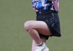 【画像】乃木坂4期の始球式、引き締まった太ももがセクシーすぎる...!!!