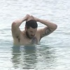 日ハム・ポンセ、今日も海水浴を楽しむ