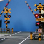 小６女児、遮断機くぐり踏切内の６２歳男性を救助