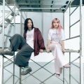 【ﾌｧﾝｻﾏﾘｨ】YOASOBI、「ユニクロ」とコラボTシャツ　Ayaseの首元まで隠す“完全防御”姿に「さすがに違和感｣