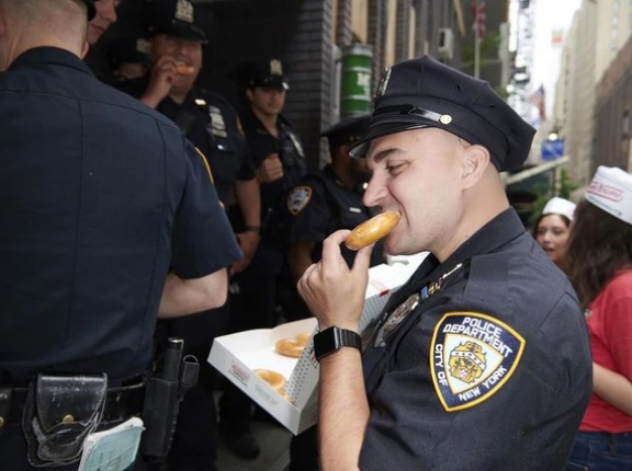 アメリカのドーナツみたいに世界の警察官が好きな食べ物って何？