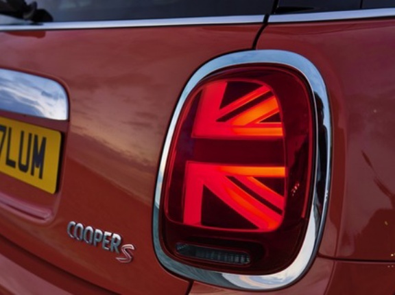 BMW、新型ミニを発売…ユニオンジャックのリアランプが可愛い！🇬🇧