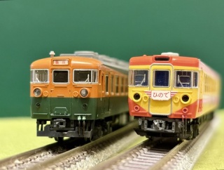 KATOの「165系（旧製品）」と、マイクロエースの「155系」を並べてみました。