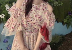 日向4期のセクシー担当さん、トンデモないポーズでパシャリ・・・