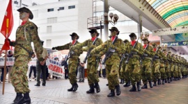陸自と海自760人が佐世保の街をパレード → プロ市民「子供に銃を見せるな」と抗議