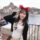 『[イコラブ] 諸橋沙夏、美脚際立つミニスカコーデでディズニー満喫「語彙力失う可愛さ」「憧れのスタイル」と反響』の画像