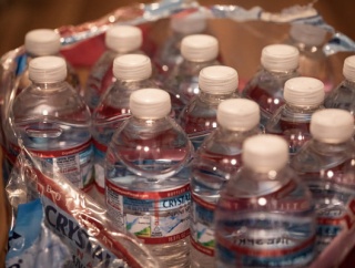 【衝撃画像】白人美女「ん？水欲しいか？ん？んｗ」黒人ガキ「あっ…あっ…」→結果･･･！！！