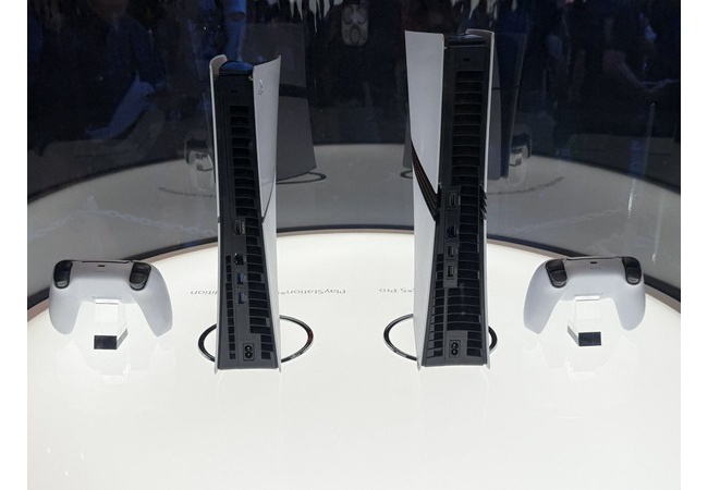 PS5proとPS5ノーマルの背面の比較画像！！！