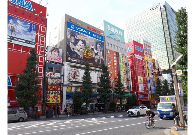 【画像】オタクの街秋葉原、街頭広告が『原神』『アズレン 』と中国ゲームだらけになる