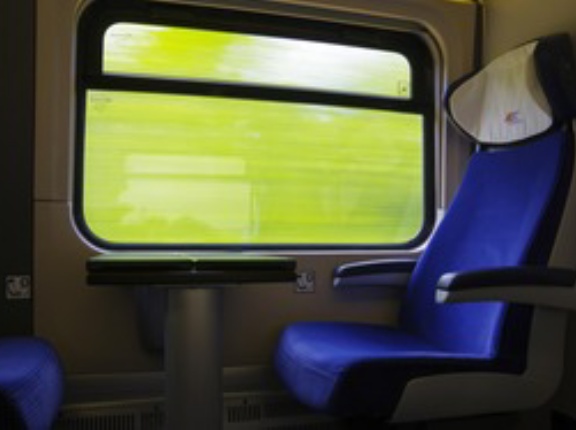 電車の中でPC開いてるやつらって何アピールなの