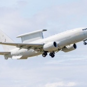イギリス空軍基地に新配備される早期警戒管制機「E-7 ウェッジテイル」が到着！