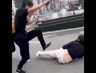 中国の子供がゲームを買って貰えなくて母親を暴行する映像が酷過ぎる！　海外の反応。