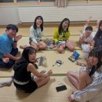 【画像】夏休みのパパ、娘のお泊り会にご満悦