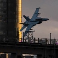 オーストラリア空軍のF/A-18F戦闘機がブリスベン市街地上空で迫力ある飛行！