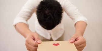 既婚者の男性に告られたが食い気味で拒否して避けまくる→そしたら離婚してその後もひたすらアタックしてきた