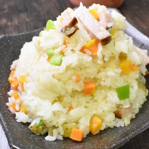 食べ応えバッチリ♪野菜たっぷりベーコンピラフ