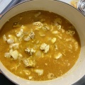 ル・クルーゼで作るドリンカレーピラフはトマトとセロリでカラフルに。