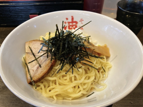 ラーメン食べに行こうって誘われて行った店が「油そば専門店」だったら、許せる？