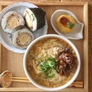 かき玉うどんとくるくるトンカツ巻き寿司