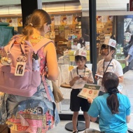 【心斎橋】ドーナツ店で小学生が英語で接客体験