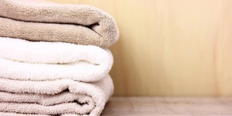 クリーニング屋の受付のおばさん「あなたのお向かいの奥さん、お宅を貧乏くさいって言ってたわよ～」　私「えぇ…」