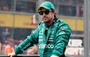 アロンソ「チームは開幕戦を経て、改善に向けて意欲的で、決意を固めている」- アストンマーティンAMR26