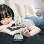 【画像】こういうブリッジしてお腹を露出しちゃってる女の子