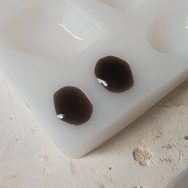 春は活発になるんかな。と、黒で失敗…マスタードカラーの波石つくりました。